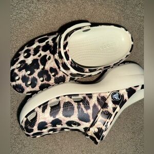 Crocs Women’s Platform Leopard Print Clog—size 7